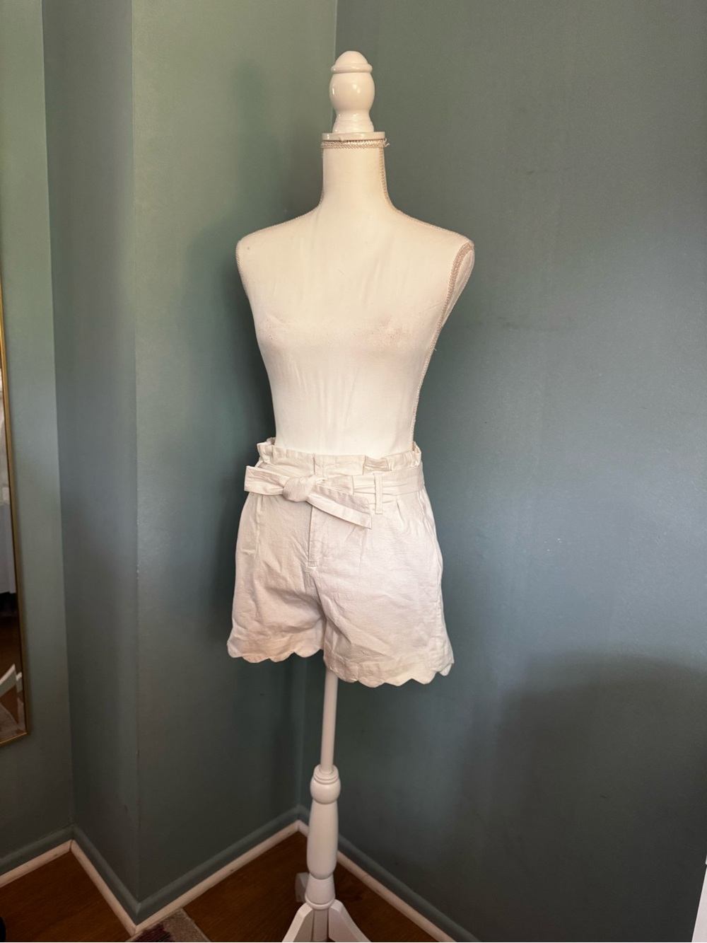 EUC Aaron and Amber White Paperbag Waist Scallop Hem Women's Shorts Small